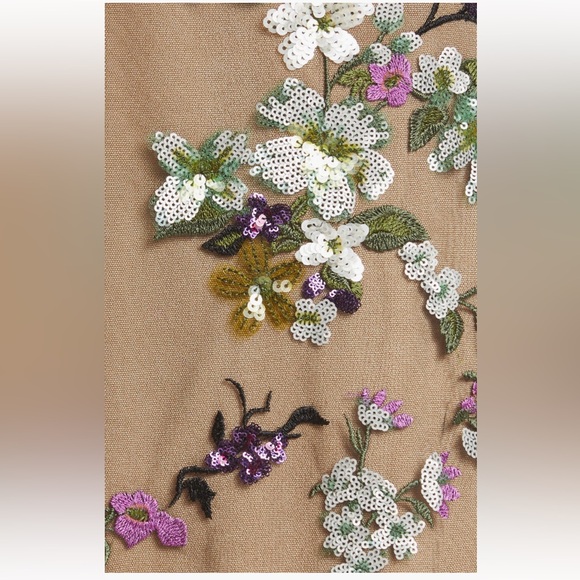 NWT $525 Vince Begonia Floral Sequin Skin
Color: Dewberry, Size US 6, US 8 - Picture 6 of 8